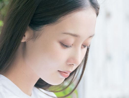伏せ目の女の子