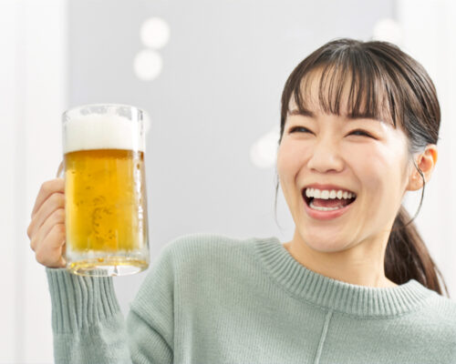 ビールを飲む女性