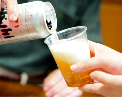 ビールをお酌する