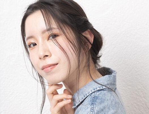 目元を活かす低めポニーテール