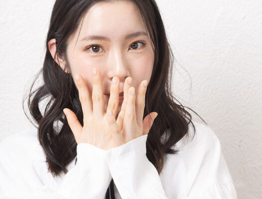 目元を活かすミディアムヘア