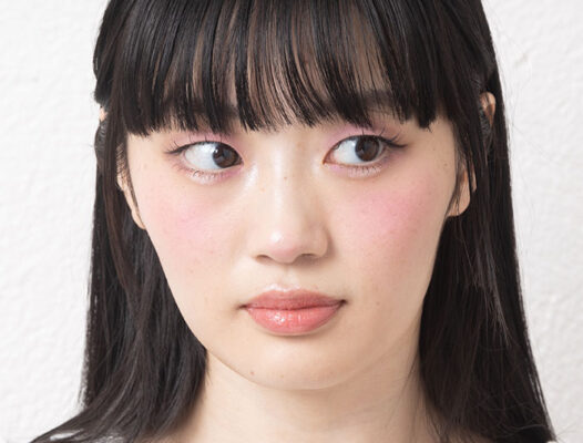 重め前髪にすきまをつくる
