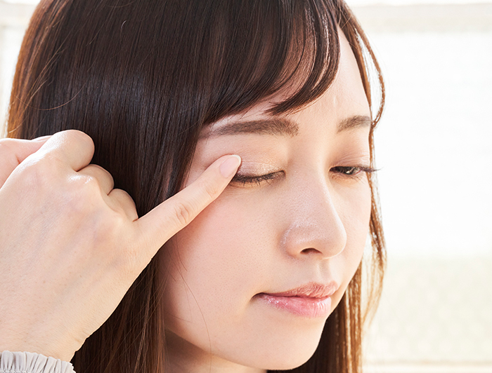 皮脂抑制のアイシャドウベースを塗る女子